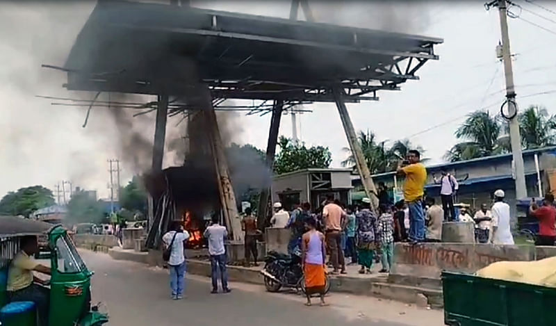 মানিকগঞ্জের সিঙ্গাইর উপজেলায় ভাষাশহীদ রফিক সেতুর টোল স্থায়ীভাবে বন্ধের দাবিতে বিক্ষোভকালে টোল প্লাজা ভাঙচুর ও আগুন ধরিয়ে দেওয়ার ঘটনা ঘটে